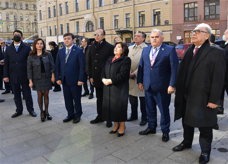 Azərbaycan parlament nümayəndə heyəti Sankt-Peterburqda Ulu öndər Heydər Əliyevin xatirəsini yad edib - FOTO