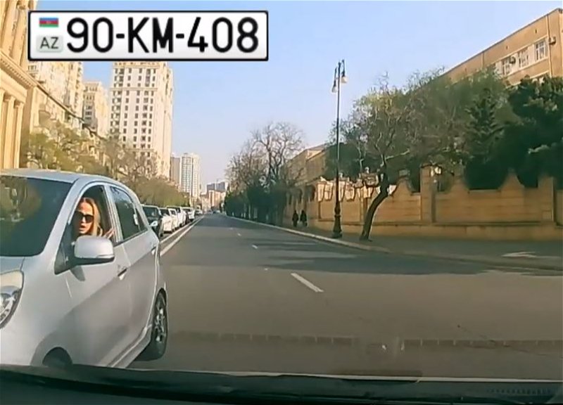 В Баку девушка за рулем преградила дорогу другим водителям – ВИДЕО