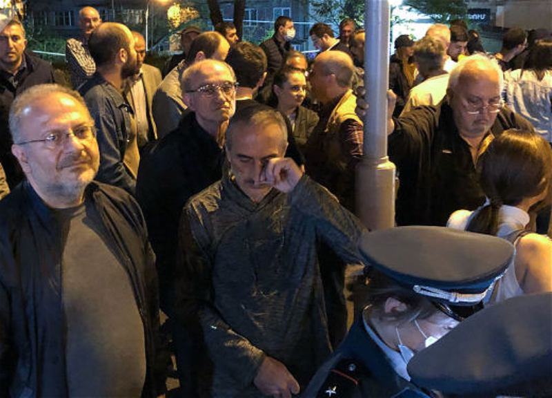 В знак протеста против Пашиняна оппозиционеры разбили об асфальт яйца – ВИДЕО – ОБНОВЛЕНО