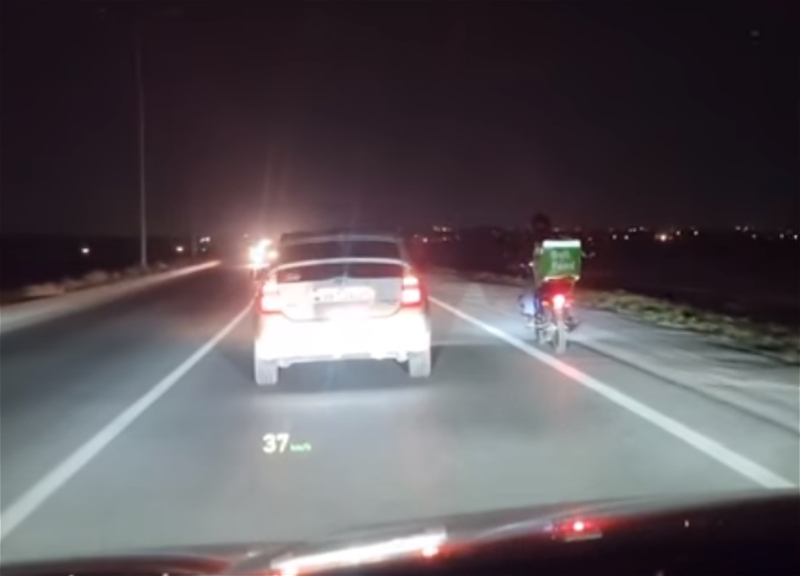 Достойно уважения: В Баку водитель автомобиля ехал рядом с курьером-мотоциклистом, защищая его от сильного ветра – ВИДЕО