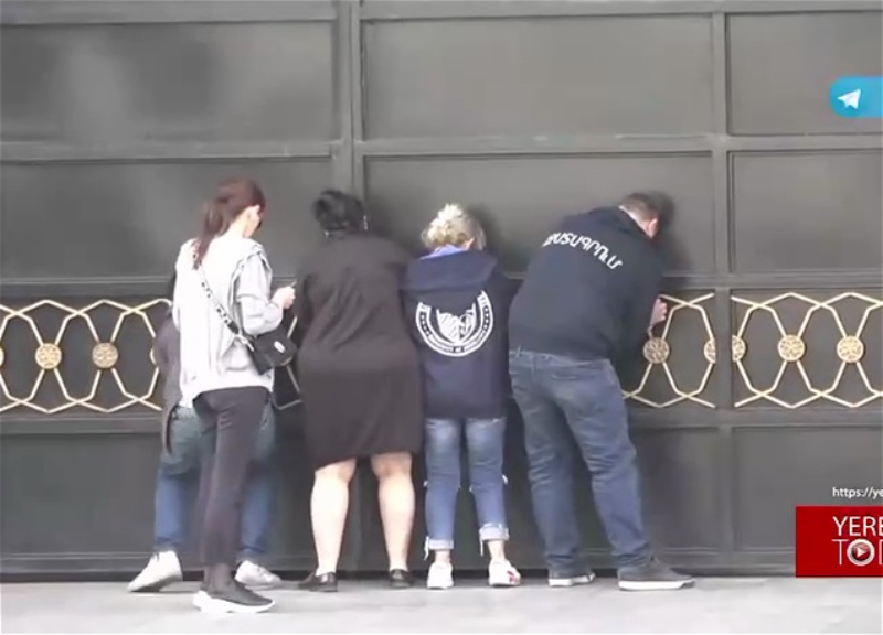 Несколько активистов приковали себя к воротам у здания кабмина Армении, их задержали - ВИДЕО