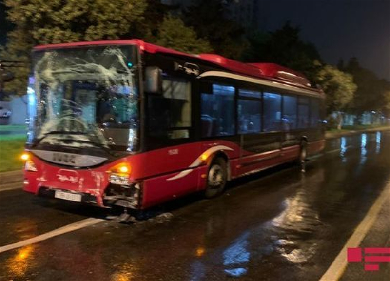 В Баку столкнулись автобусы BakuBus - ФОТО