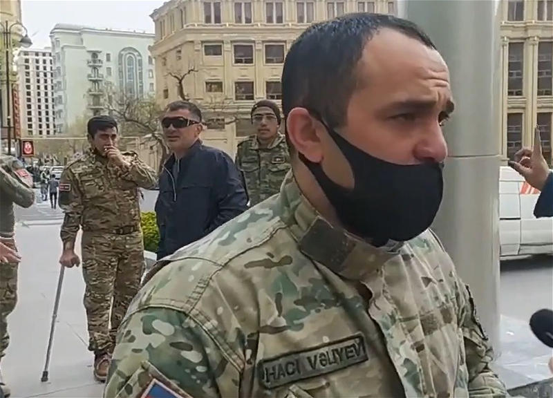 Ветераны войны провели акцию в центре Баку, к ним вышел замминистра – ФОТО