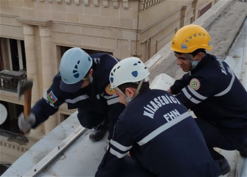 Так сотрудники МЧС спасают людей в Баку - ВИДЕО