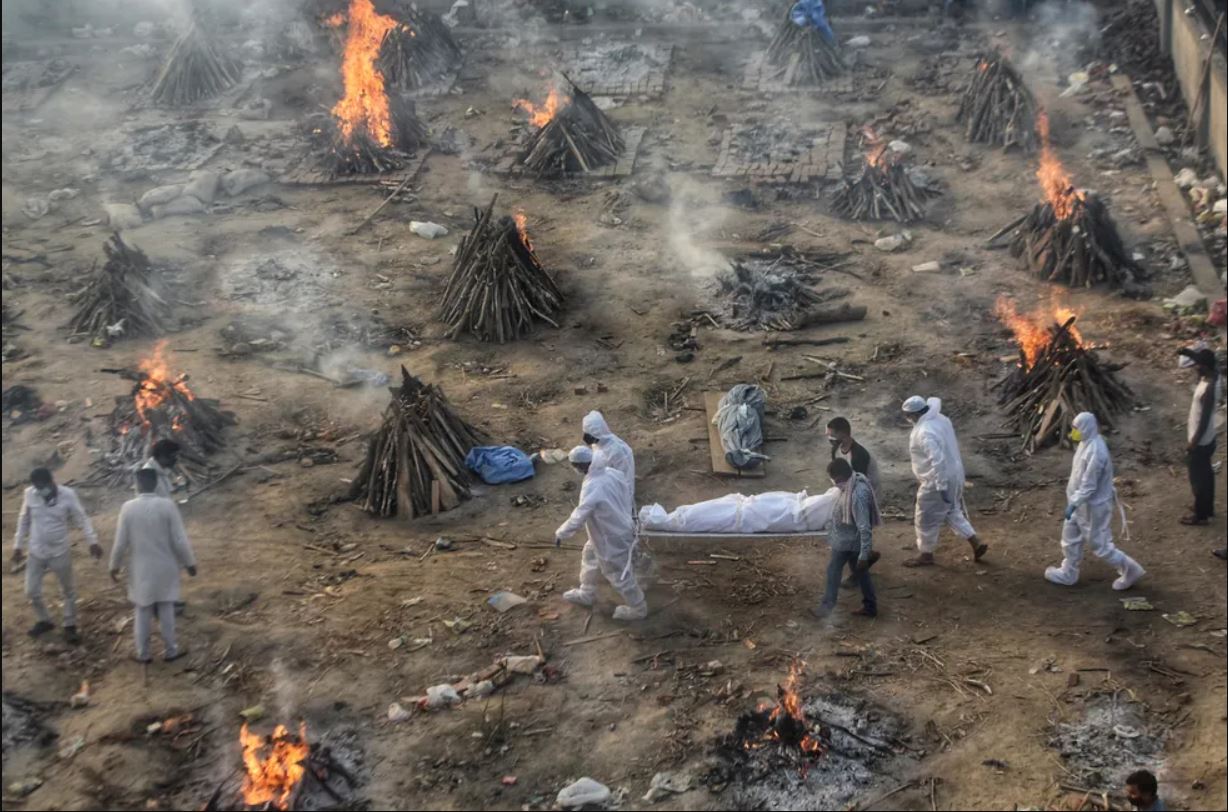 Уничтожение путем сжигания. Погребальные костры в Индии 2021.