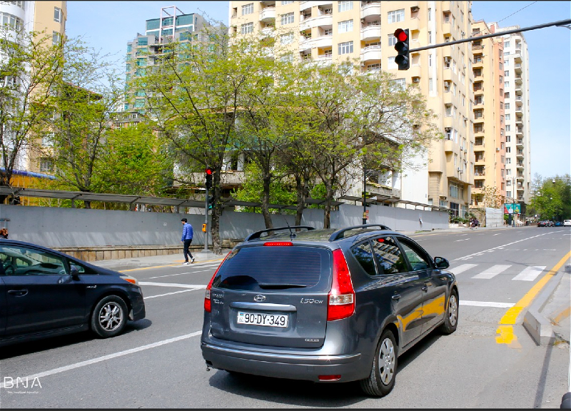 На оживлённой бакинской улице установлен новый светофор - ФОТО