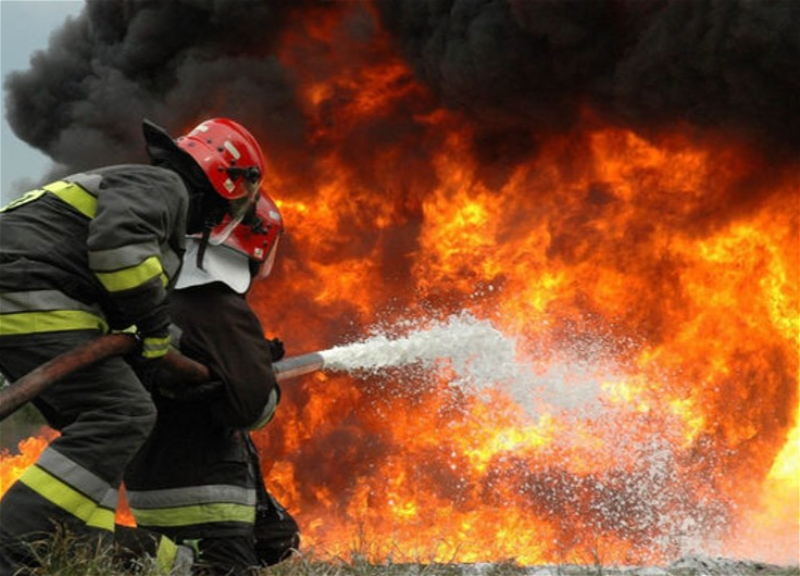 В Баку в жилом доме произошел пожар, жильцов эвакуировали