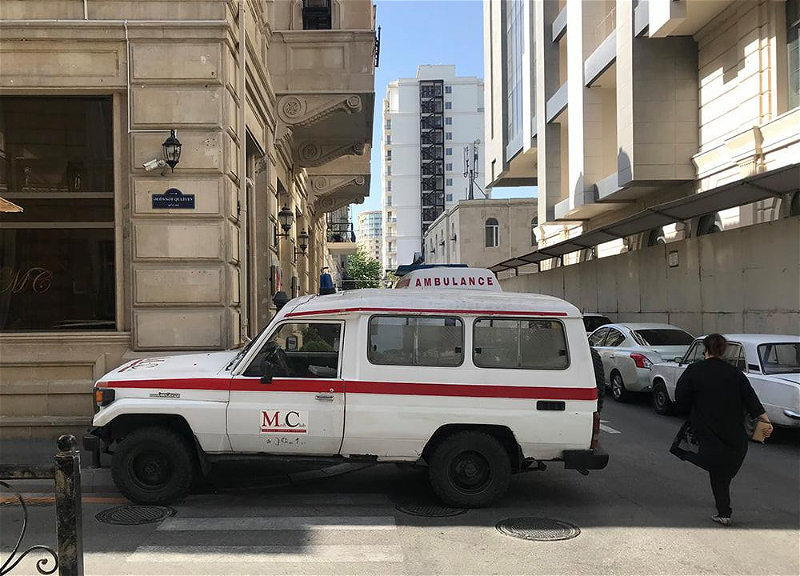 В центре Баку водитель MediClub нагло перегородил дорогу пешеходам - ФОТОФАКТ