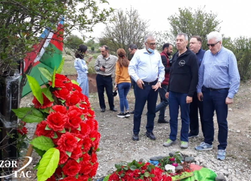 Российские депутаты и эксперты посетили могилу национального героя Аллахверди Багирова - ФОТО - ОБНОВЛЕНО