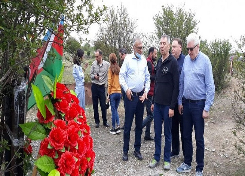 Ermənilər Ağdamın Şəhidlər xiyabanındakı qəbirləri qarət məqsədilə qazaraq dağıdıblar - FOTO