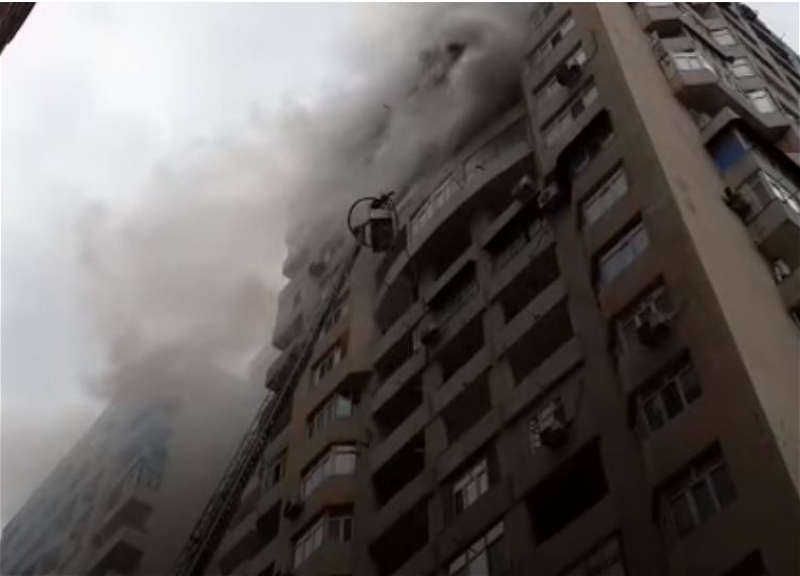 Кадры тушения пожара в 18-этажном здании в Баку - ВИДЕО
