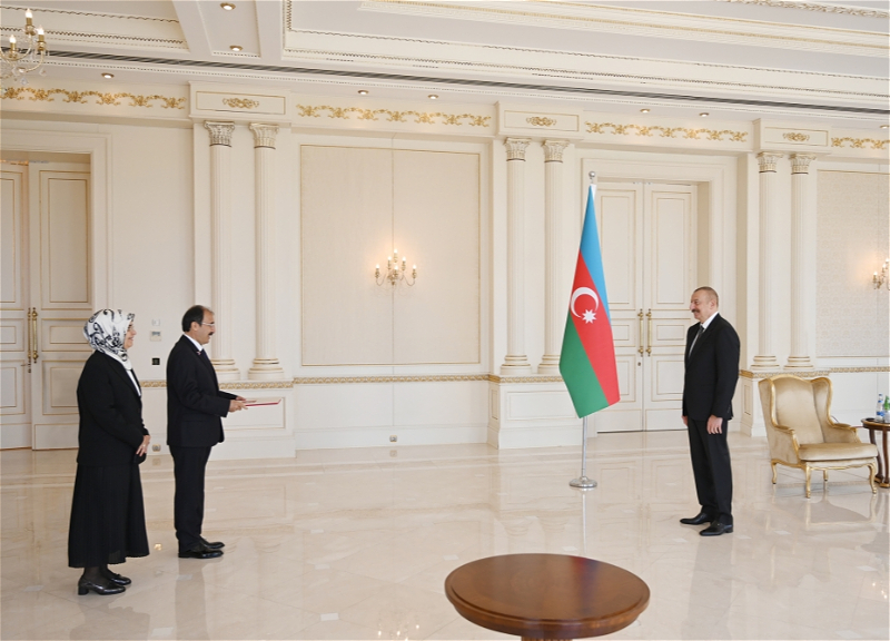 Ильхам Алиев принял верительные грамоты новоназначенного посла Турции в Азербайджане - ФОТО