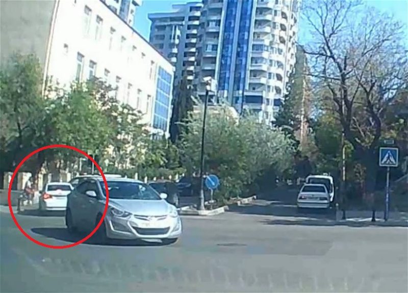 В Баку ограждение на тротуаре спасло жизнь матери с двумя детьми - ВИДЕО