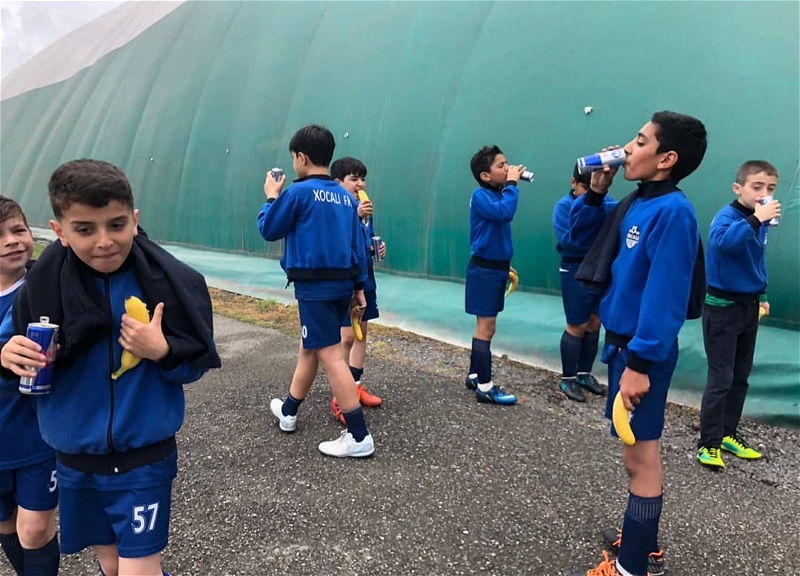 В Азербайджане футбольный клуб дает детям энергетик и гордится этим – ФОТО