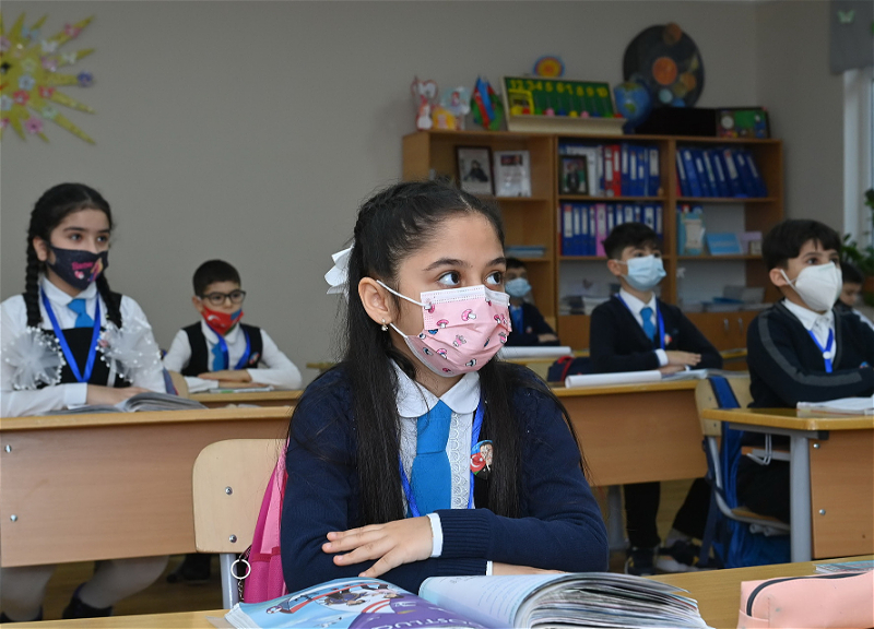 В Азербайджане частично восстанавливается очная форма обучения