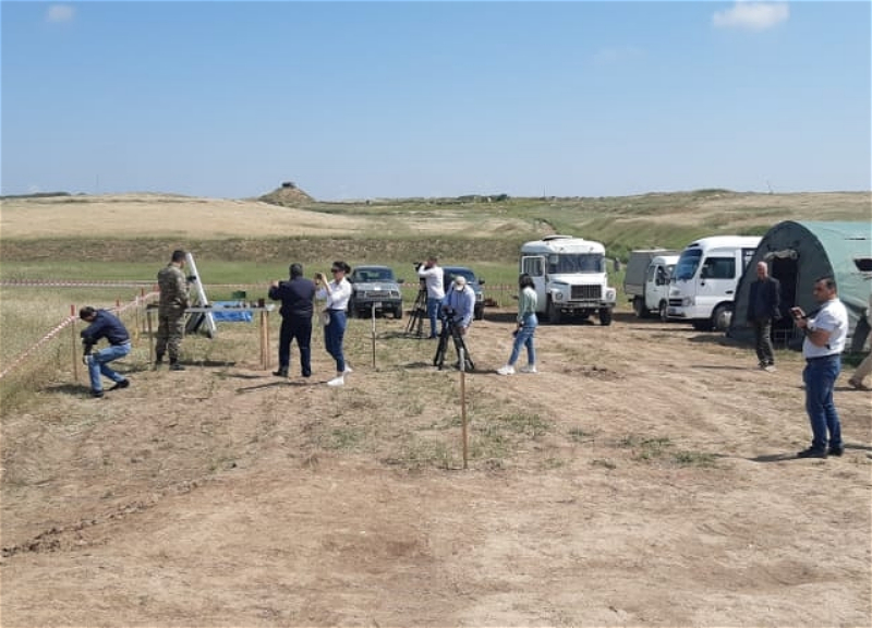 Журналисты знакомятся с процессом разминирования освобожденных земель - ФОТО