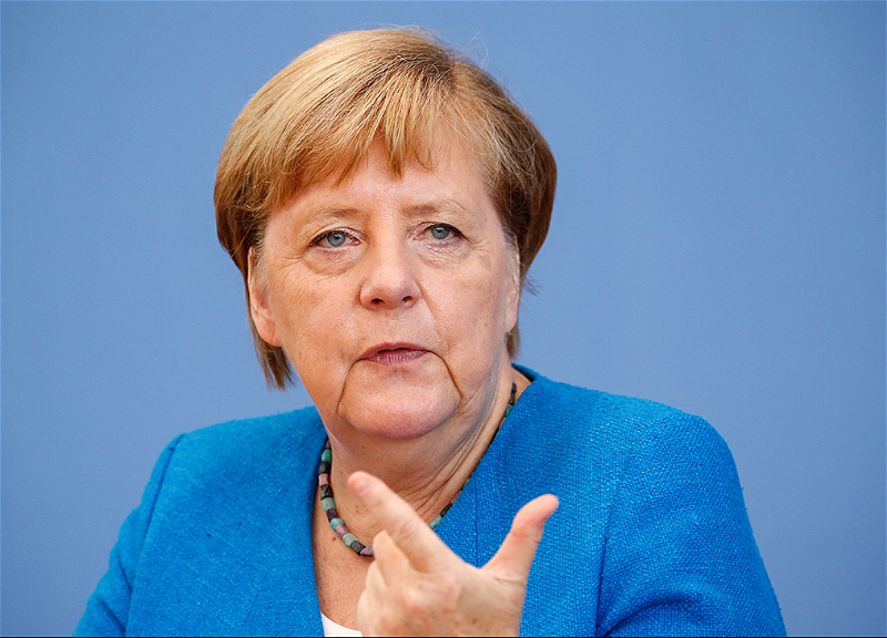 Меркель призвала хранить память людей, погибших при нацистах, а Маас заявил, что идея фашизма не искоренена