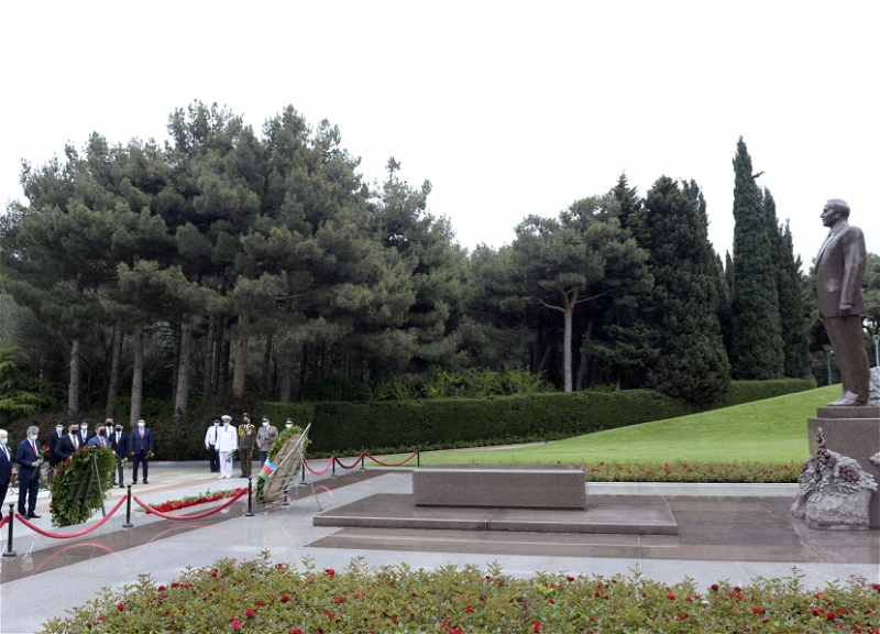 Послы и военные атташе стран СНГ посетили могилу великого лидера Гейдара Алиева