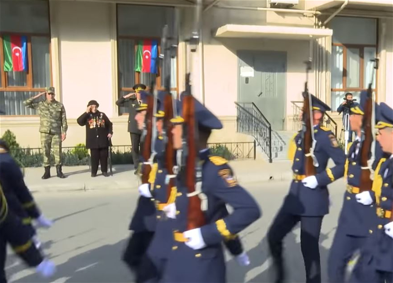В Баку необычным образом поздравили участников Второй мировой войны - ВИДЕО
