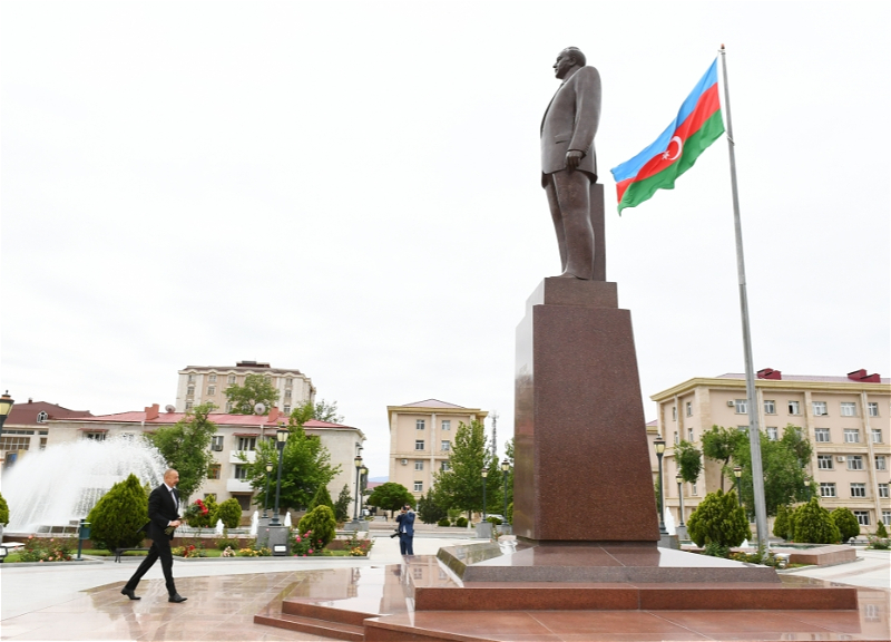 Ильхам Алиев посетил памятник Гейдару Алиеву в Нахчыване - ФОТО
