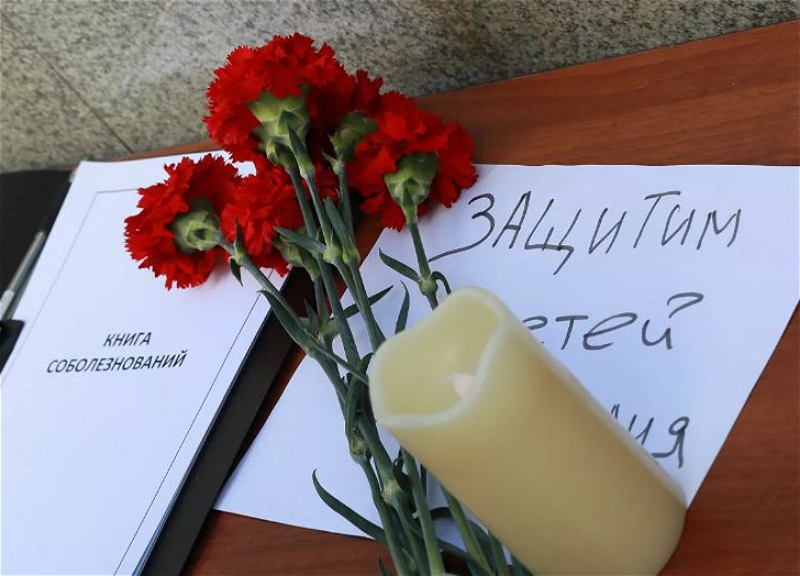 В Казани стали появляться стихийные мемориалы после трагедии в школe