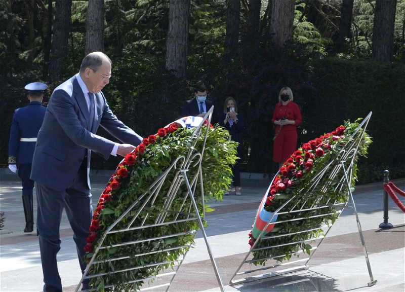 Министр иностранных дел России Сергей Лавров посетил могилу великого лидера Гейдара Алиева - ФОТО