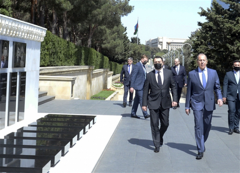 Глава МИД России почтил в Шехидляр хиябаны память героических сынов Азербайджана - ФОТО