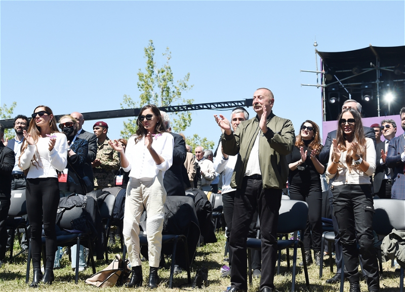 Президент Ильхам Алиев и первая леди Мехрибан Алиева приняли участие в открытии фестиваля «Харыбюльбюль» в Шуше - ФОТО