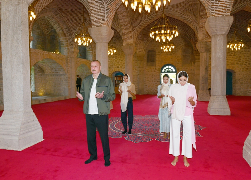 Президент Ильхам Алиев побывал в мечети Юхары Гевхарага в Шуше - ФОТО