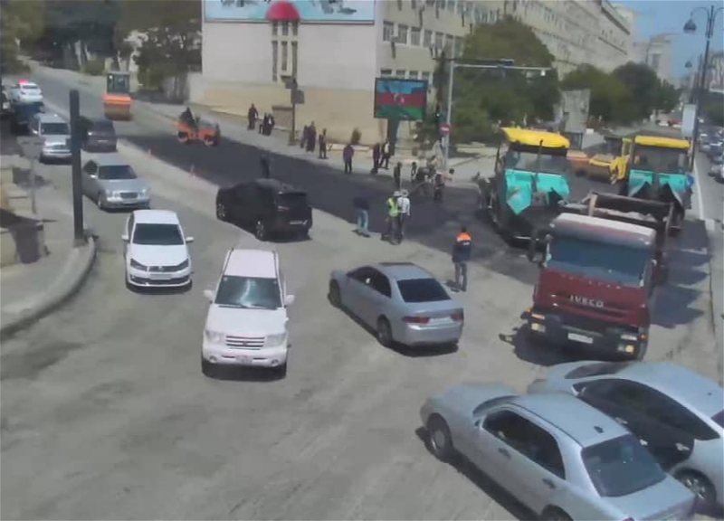 В Баку ремонт на перекрестке спровоцировал затор на оживленных дорогах - ФОТО