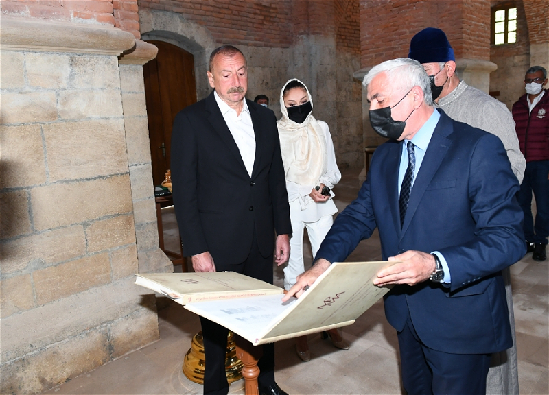 Президент Ильхам Алиев и первая леди Мехрибан Алиева посетили Албанскую церковь - ФОТО