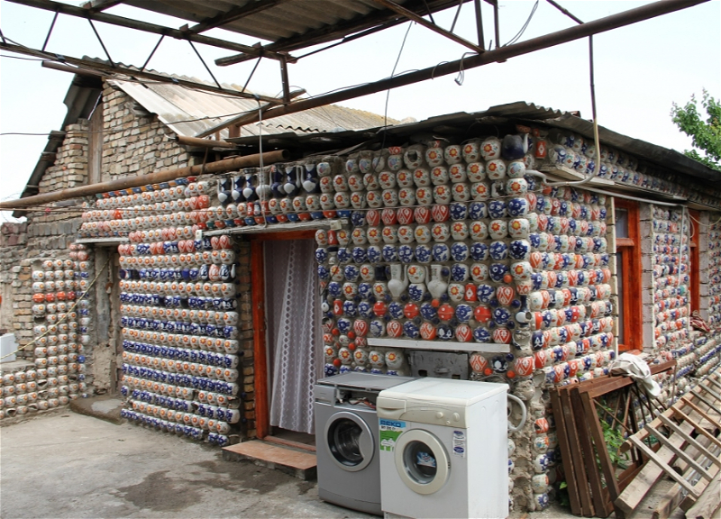 «Дом с чайниками» в Гяндже: Строение, в облицовке которого использовано 5000 чайников и фарфоровых изделий - ФОТО