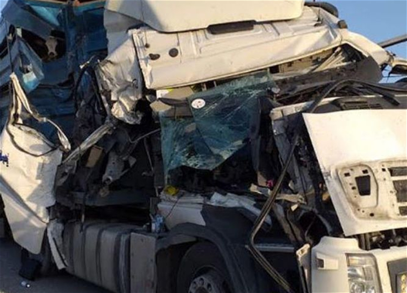 В Агджабеди автомобиль врезался в бетонное ограждение, два человека погибли, есть тяжелораненые