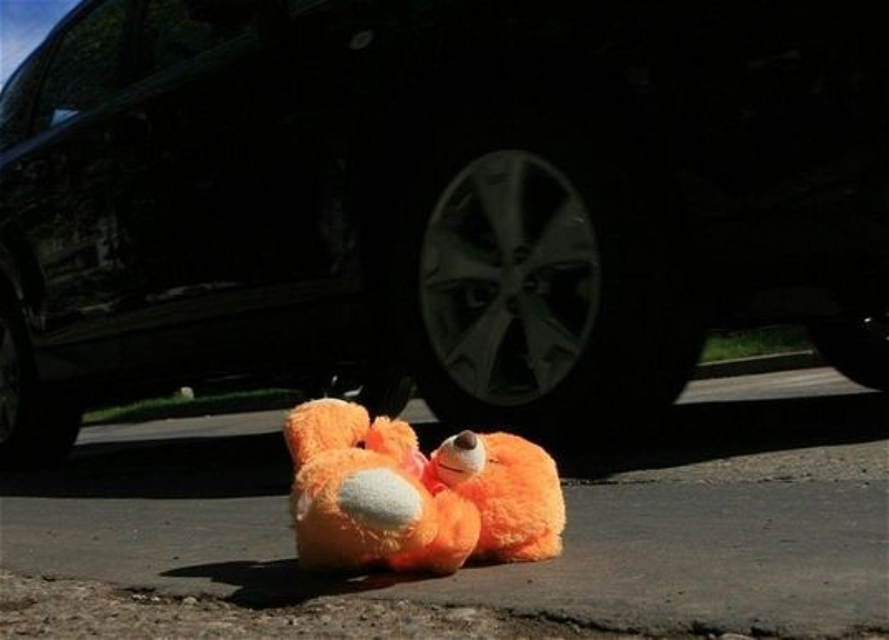 В Баку автомобиль сбил годовалого ребенка