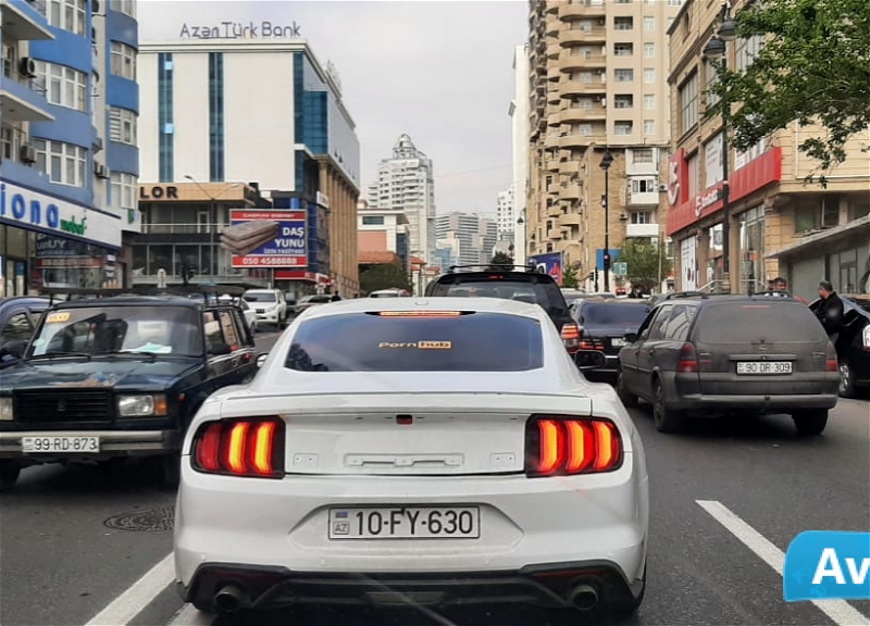 В Баку водитель спорткара рекламирует порносайт – ФОТОФАКТ