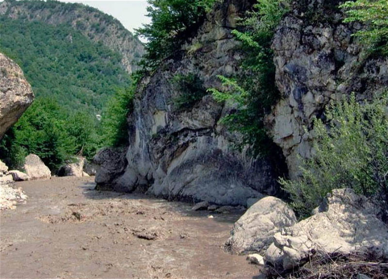 В Губе братья со скалы упали в реку, один погиб