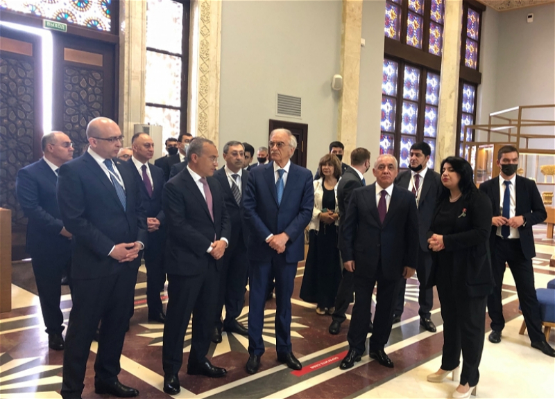 Делегация во главе с премьер-министром Азербайджана посетила павильон «Азербайджан» на Выставке достижений народного хозяйства в Москве