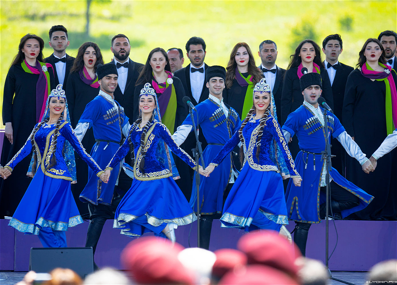 Грандиозный фестиваль «Харыбюльбюль» в объективе азербайджанского фотографа – ФОТОРЕПОРТАЖ