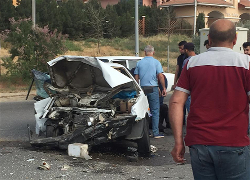 Лобовое столкновение автомобилей в Баку, есть пострадавшие – ФОТО