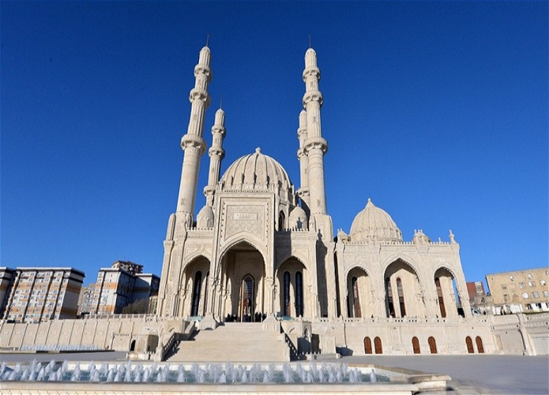 Məscidlərin fəaliyyətinə insanların sayı 50 nəfərdən çox olmamaqla icazə verilir