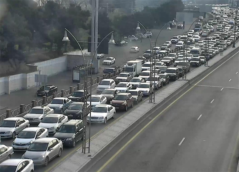 В среду утром на некоторых дорогах Баку движение практически парализовано