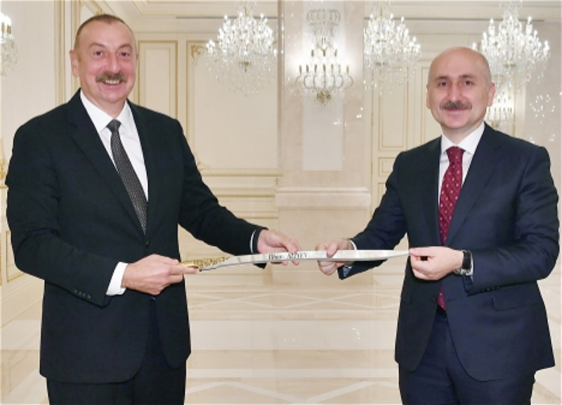 Турецкий министр подарил Ильхаму Алиеву саблю - ФОТО
