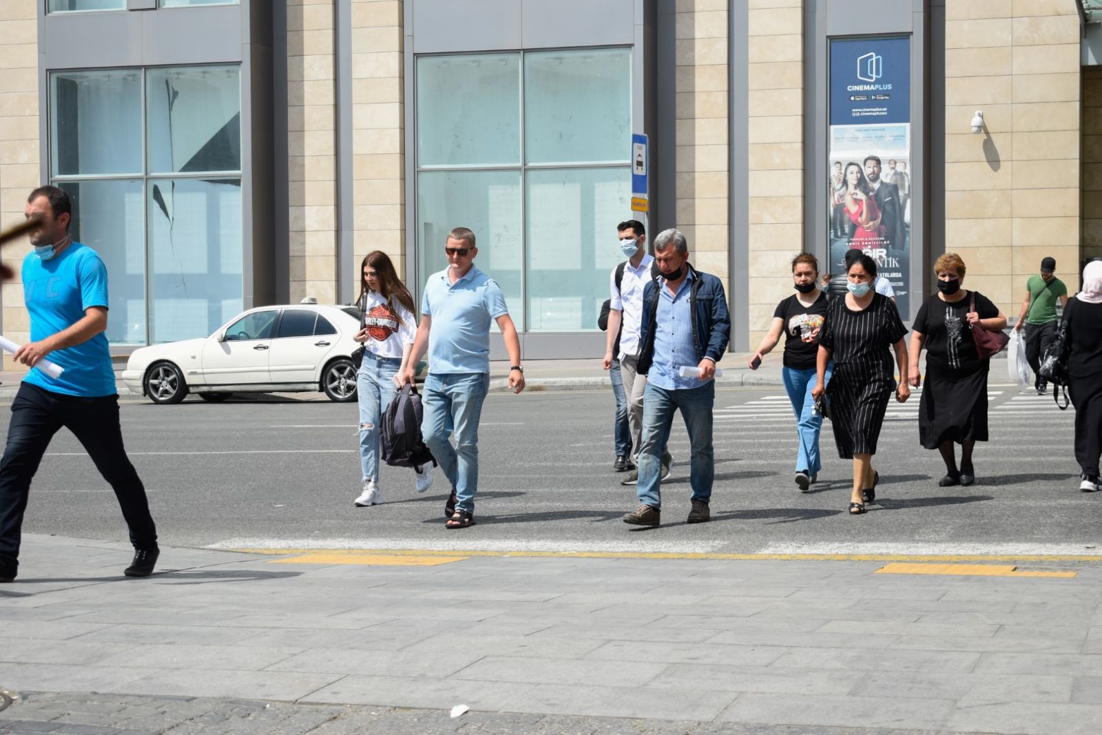Почему сегодня отмечают. Баку люди на улице. Баку жители.