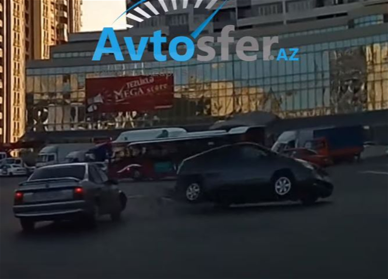 В Баку таксист спровоцировал ДТП, автомобиль перевернулся – ВИДЕО