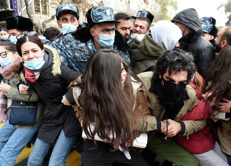 В Иреване акция протеста из-за мешков с трупами в Абовянском морге