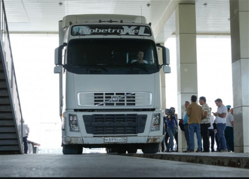 На таможенном посту Самур более 1500 грузовиков ждут в очереди на въезд в Россию