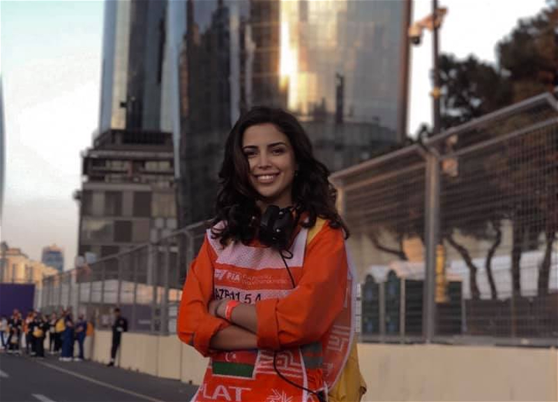 Азербайджанский блогер попробовала себя в роли маршала Гран-при «Формулы-1» - ФОТО
