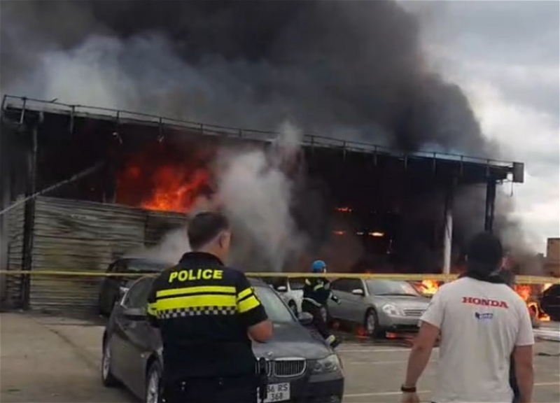 Пожар на авторынке в Рустави, около 20 автомобилей сгорели дотла