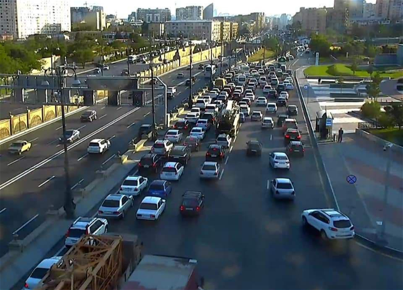 На многих улицах и проспектах Баку возникли пробки - ФОТО - СПИСОК