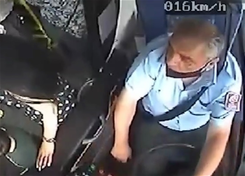 В Баку пассажир кулаком разбил лобовое стекло автобуса - ВИДЕО